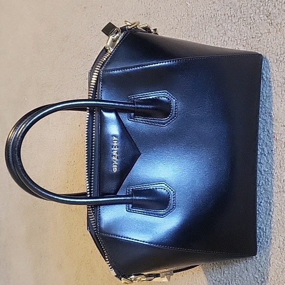 Small Givenchy Antigona bag in leather - Picture 8 of 16